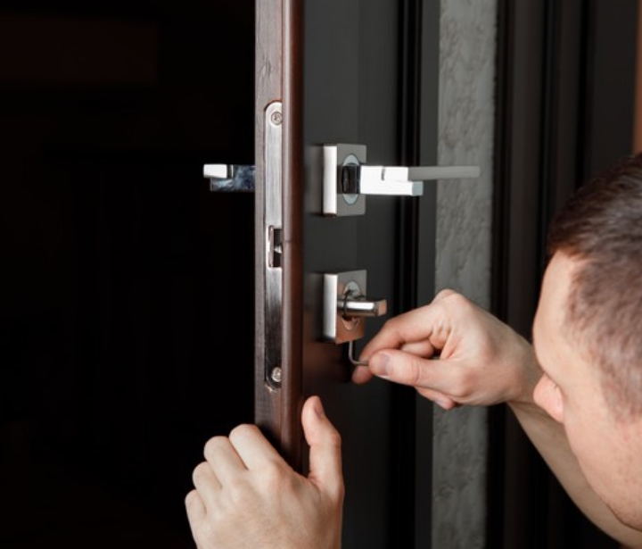 Expert-installateur posant une porte blindée Point Protection